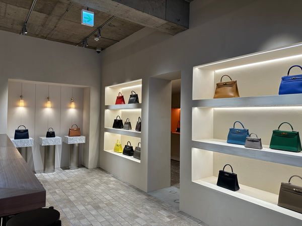 H3 VINTAGE銀座店の店内。壁面の棚とマーブルの什器に、色や素材の異なるエルメスのケリーが並んでいる