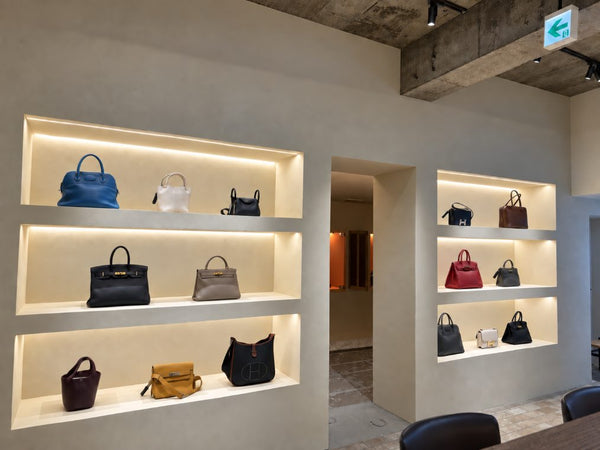 H3 VINTAGE銀座店の店頭。照明の入った壁面の棚に、色や革の異なるエルメスのバッグが並ぶ