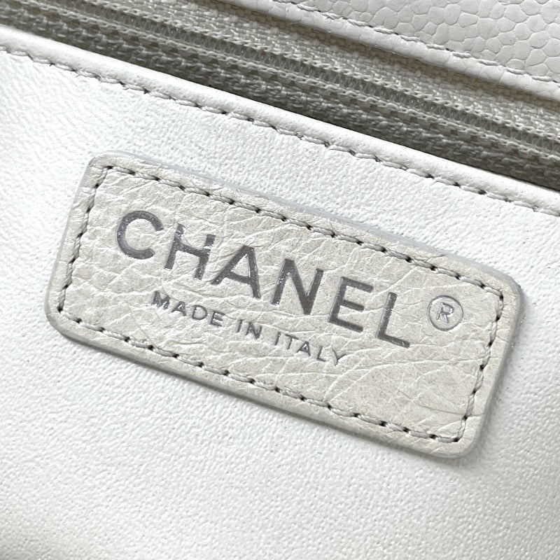 CHANEL CHANEL Matelass? Mini matelasse Mini matMatelass? 17 Bag Shoulder Bag Caviar Skin White Ivory White Silver Hardware Chain Shoulder Bag Coco Mark Turn Lock