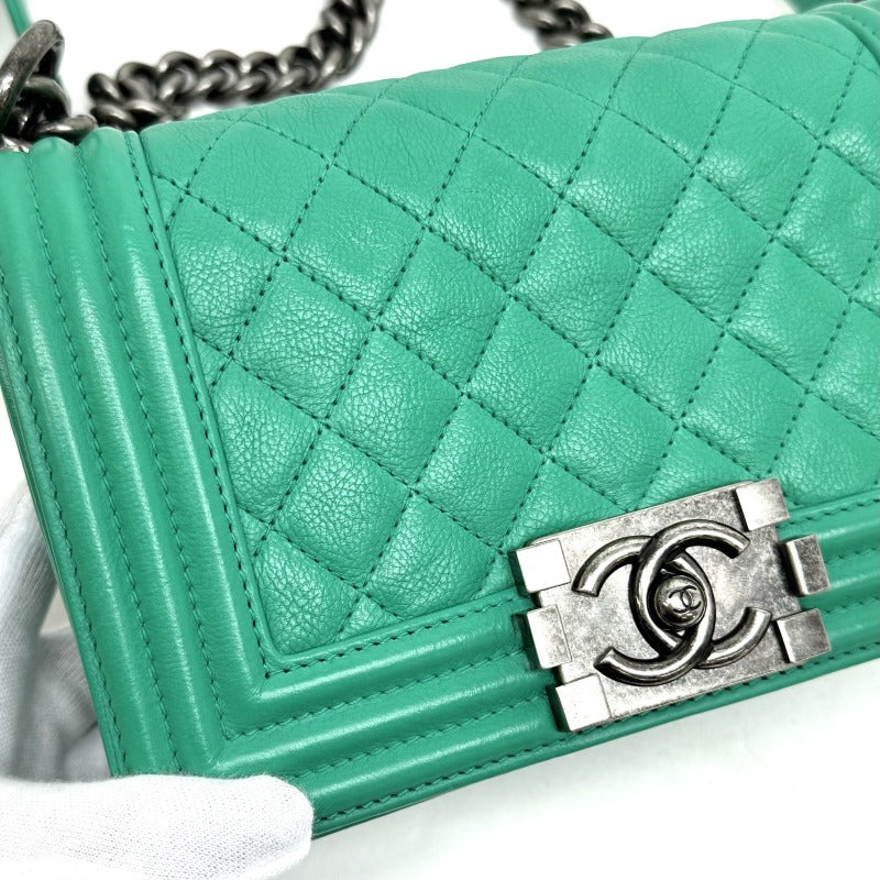 シャネル CHANEL ボーイシャネル バッグ ショルダーバッグ カーフスキン グリーン Green 緑 シルバー金具 チェーンショルダーバッグ ダブルチェーン ココマーク マトラッセ BOY CHANEL シャネル ボーイシャネル 25 ショルダーバッグ 斜め掛け