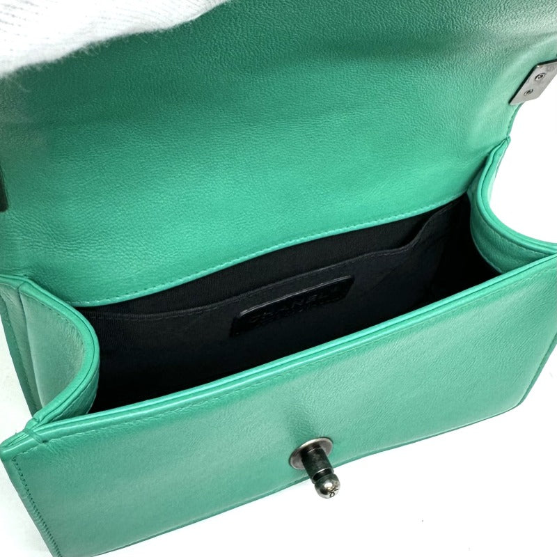 CHANEL ショルダーバッグ ブラック/グリーン 楽天市場】CHANEL□ マトラッセ チェーンショルダーバッグ グリーン 6