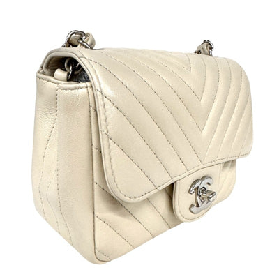 CHANEL 香奈儿 Chevron v-stitch Mini matelasse 袋肩袋羊羊皮米色银色金属配件连锁肩袋可可标记转锁
