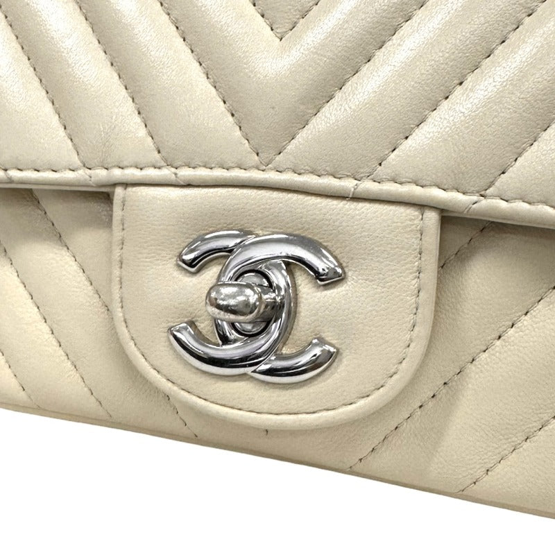 CHANEL 샤넬 Chevron v-stitch Mini matelasse 가방 숄더 가방 램스 피부 베이지 색 하드웨어 체인 어깨 가방 코코 마크 턴록