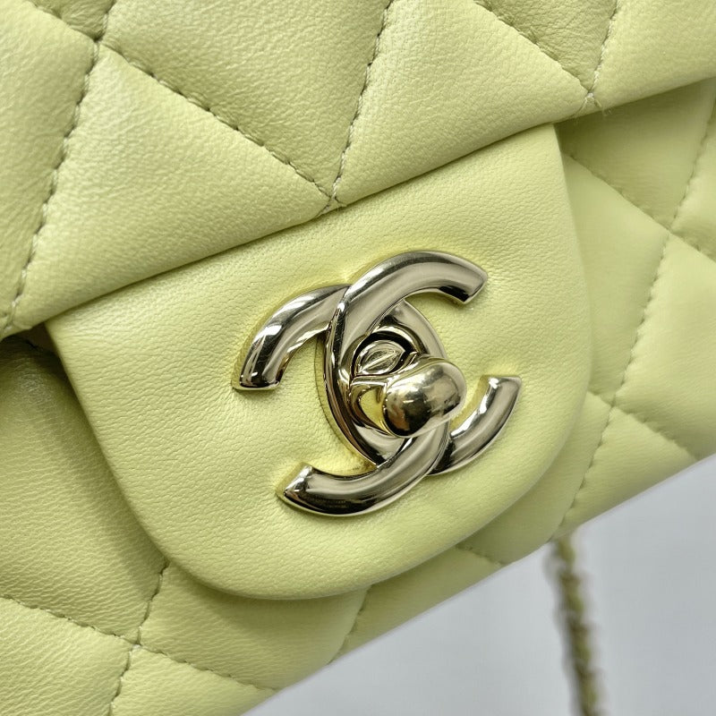 CHANEL CHANEL Matelass? Mini matelasse Mini mat Bag Shoulder Bag Lambskin Yellow Green Green Green Gold Hardware Chain Shoulder Bag Coco Mark Turnlock