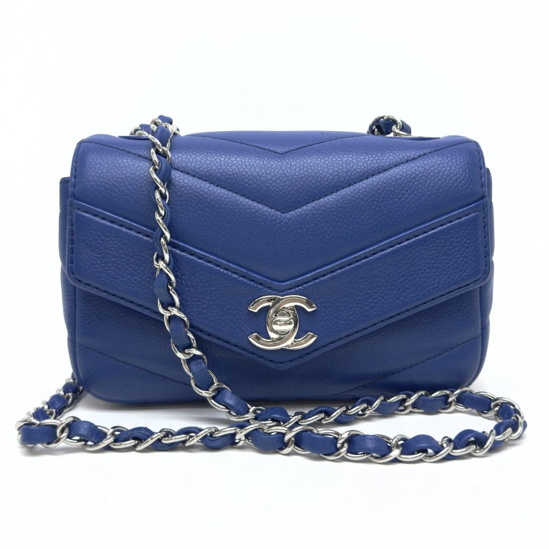 CHANEL 香奈儿 Chevron v-stitch Mini matelasse 鱼子酱肤色蓝色银色硬件链条肩带可可标记转弯锁