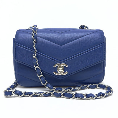 CHANEL 샤넬 Chevron v-stitch Mini matelasse 캐비어 스킨 블루 블루 실버 하드웨어 체인 어깨 가방 코코 마크 턴 잠금