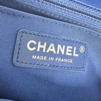 CHANEL 샤넬 Chevron v-stitch Mini matelasse 캐비어 스킨 블루 블루 실버 하드웨어 체인 어깨 가방 코코 마크 턴 잠금