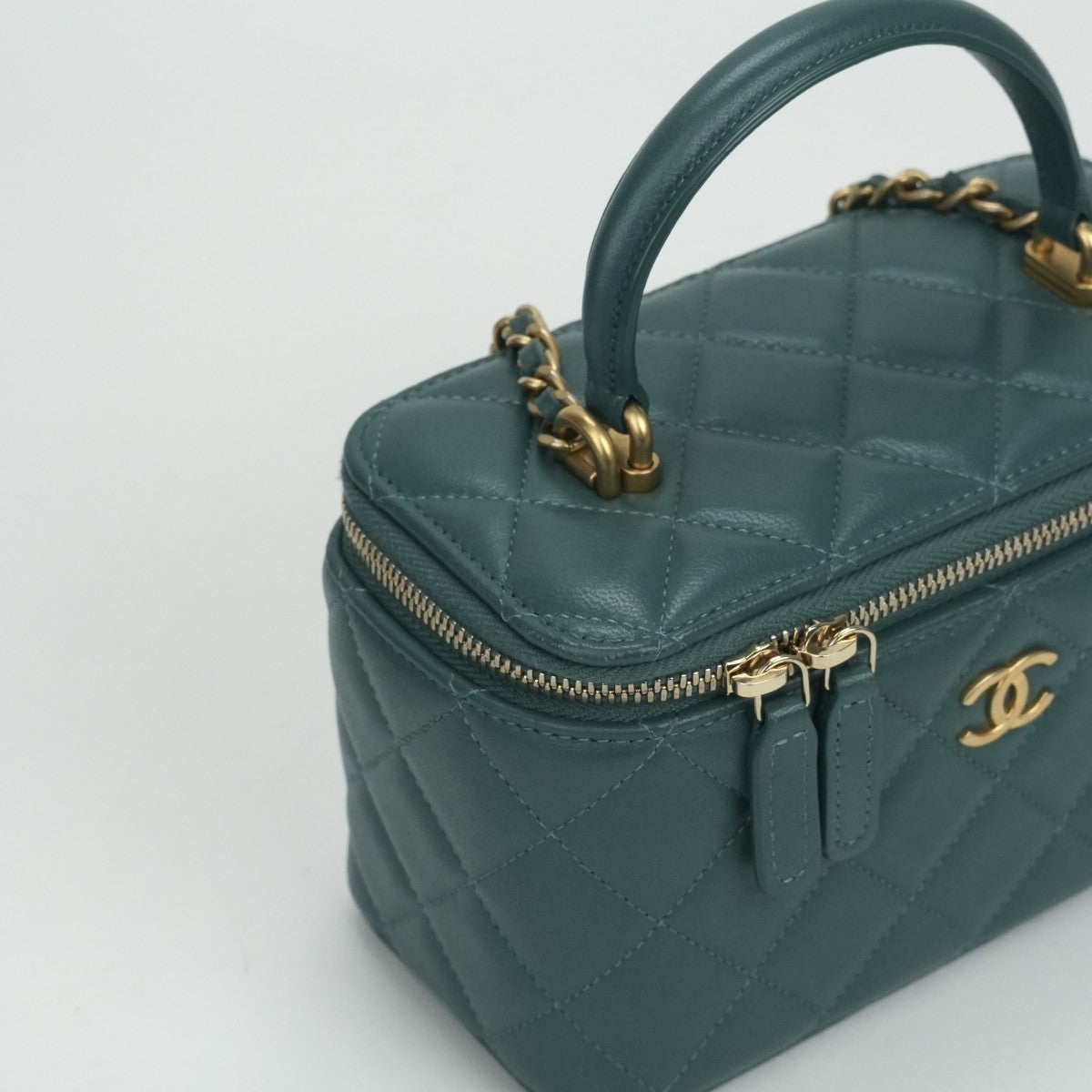 CHANEL CHANEL Matelass? Bag Shoulder Bag Lambskin Green Green Gold Hardware Vanity Makeup Bag Chain Shoulder Bag