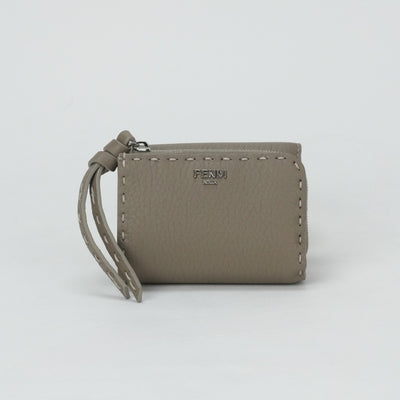 FENDI Fendi Peakaboo Peakaboo微钱包Trifold Wallet Mini Wallet Mini Wallet Mini Wallet米色银色金属配件双灰色