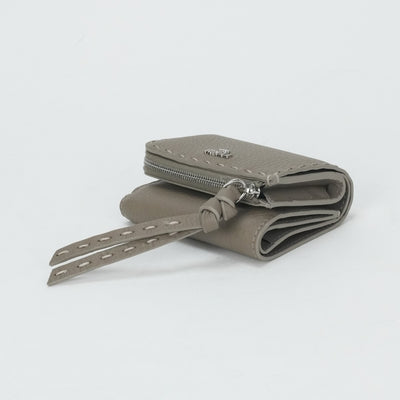 FENDI Fendi Peakaboo Peakaboo微钱包Trifold Wallet Mini Wallet Mini Wallet Mini Wallet米色银色金属配件双灰色