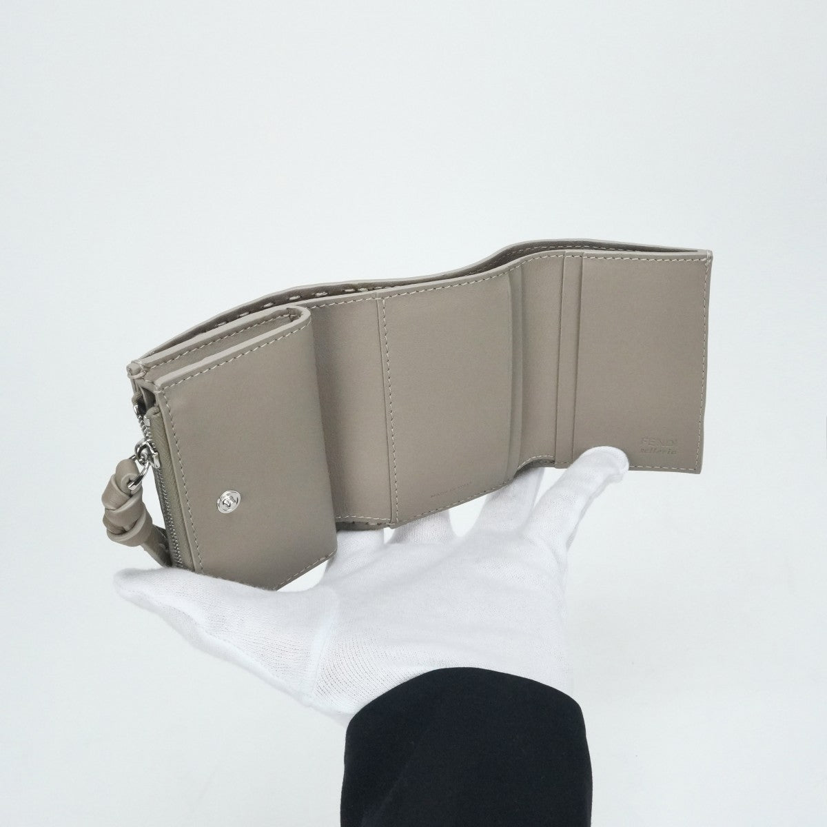FENDI Fendi Peakaboo Peakaboo微钱包Trifold Wallet Mini Wallet Mini Wallet Mini Wallet米色银色金属配件双灰色