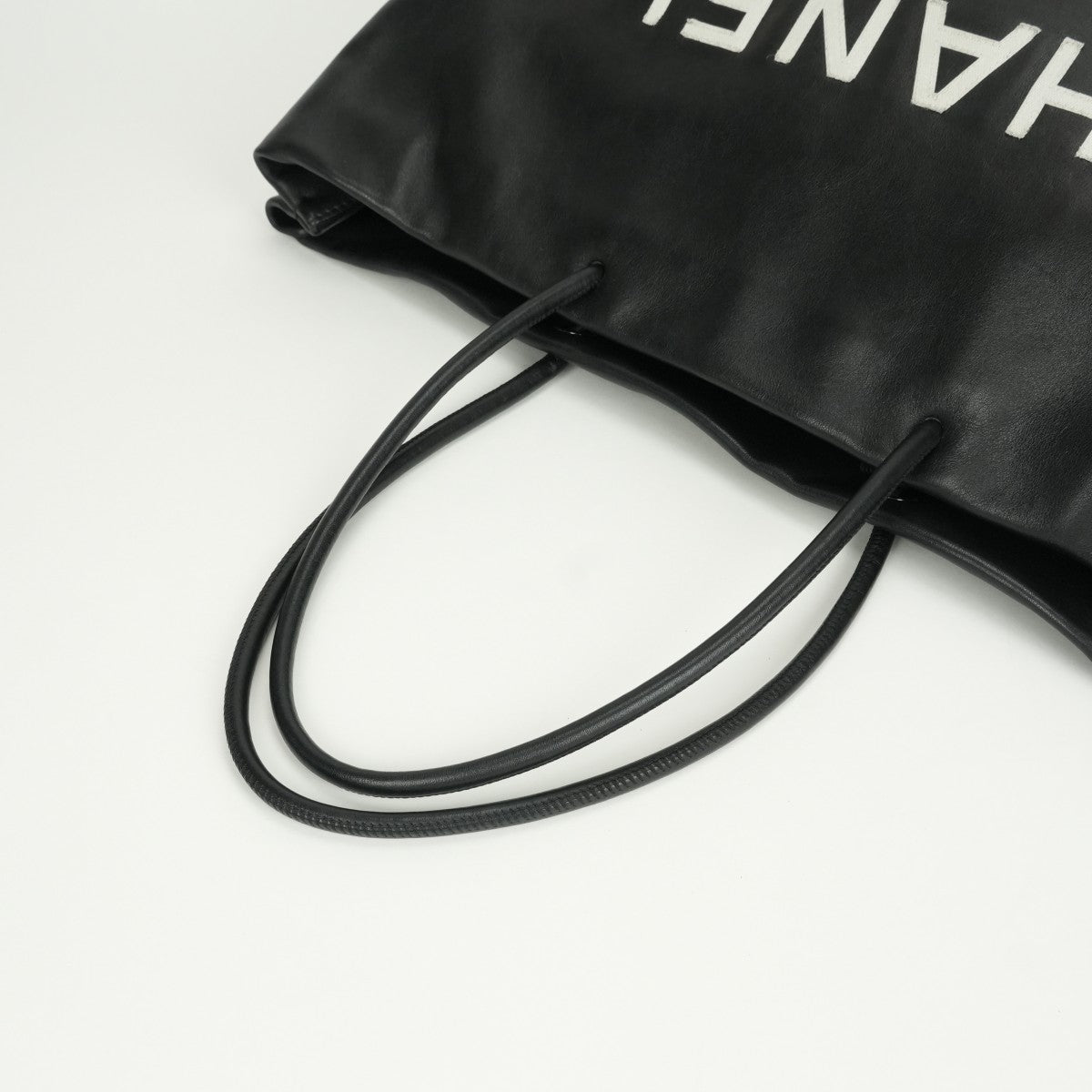 CHANEL 샤넬 필수 요소 Large 가방, 토트 백, 램스 피부, 검은 색, 실버 피팅, 로고
