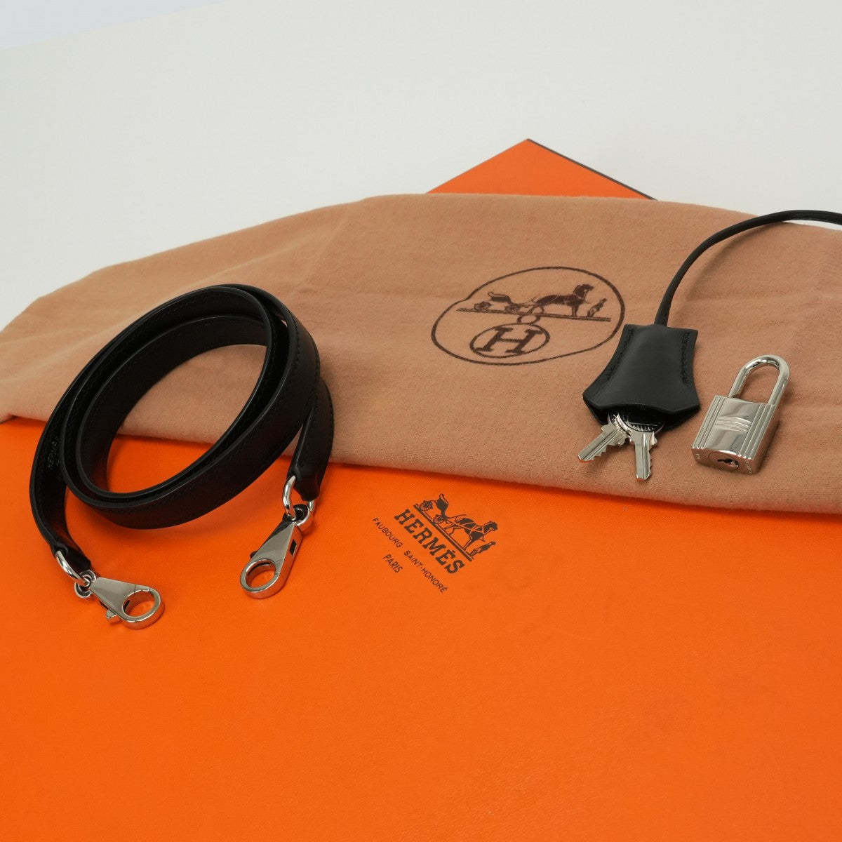 HERMES 헤르메스 Kelly 32 Kelly 32 가방 토트백 숄더백 박스 송아지 느와르 블랙 블랙 실버 하드웨어 핸드백 2Way 외부 봉제 V자형 하드웨어