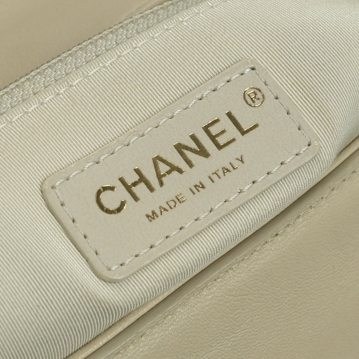 シャネル CHANEL シェブロン Vステッチ バッグ ショルダーバッグ カーフスキン ベージュ系 beige ゴールド金具 チェーンショルダーバッグ Wチェーン ココマーク ターンロック