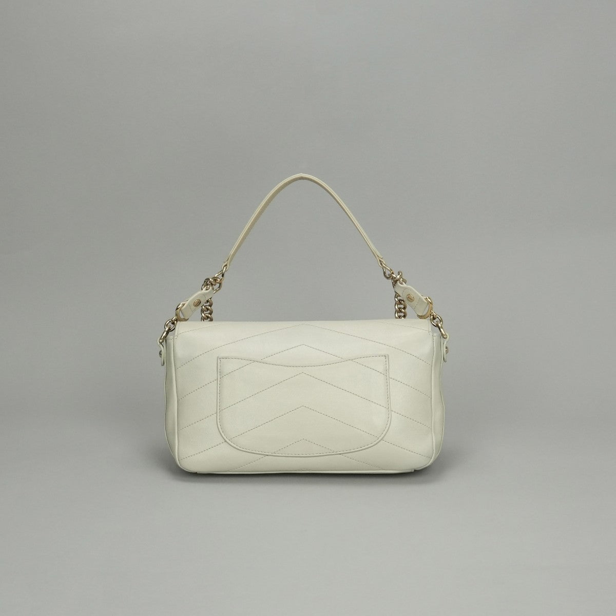 シャネル CHANEL シェブロン Vステッチ バッグ ショルダーバッグ カーフスキン ベージュ系 beige ゴールド金具 チェーンショルダーバッグ Wチェーン ココマーク ターンロック