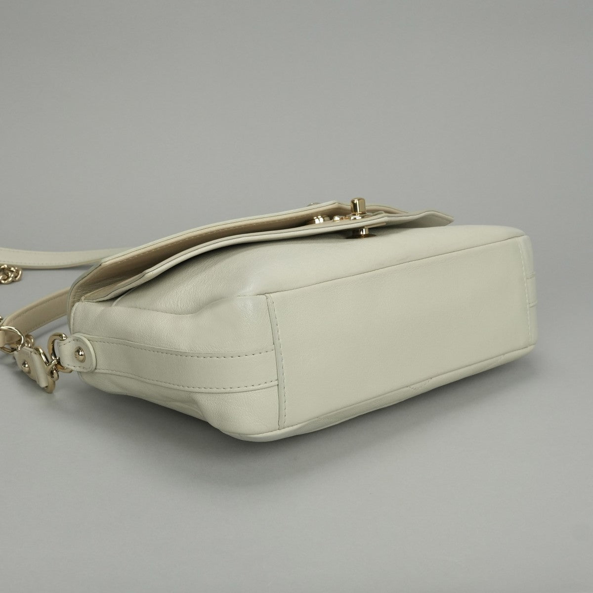 シャネル CHANEL シェブロン Vステッチ バッグ ショルダーバッグ カーフスキン ベージュ系 beige ゴールド金具 チェーンショルダーバッグ Wチェーン ココマーク ターンロック