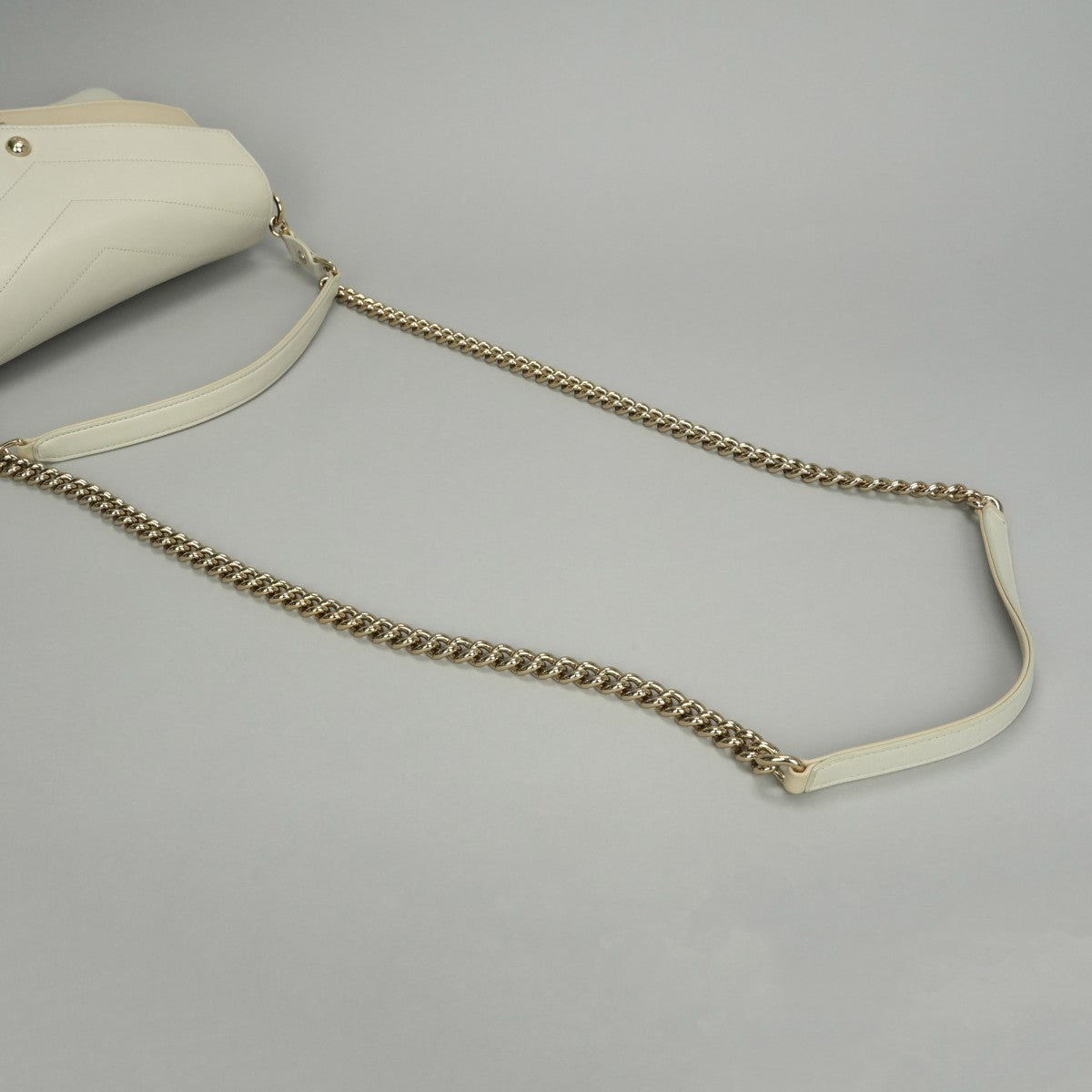 シャネル CHANEL シェブロン Vステッチ バッグ ショルダーバッグ カーフスキン ベージュ系 beige ゴールド金具 チェーンショルダーバッグ Wチェーン ココマーク ターンロック