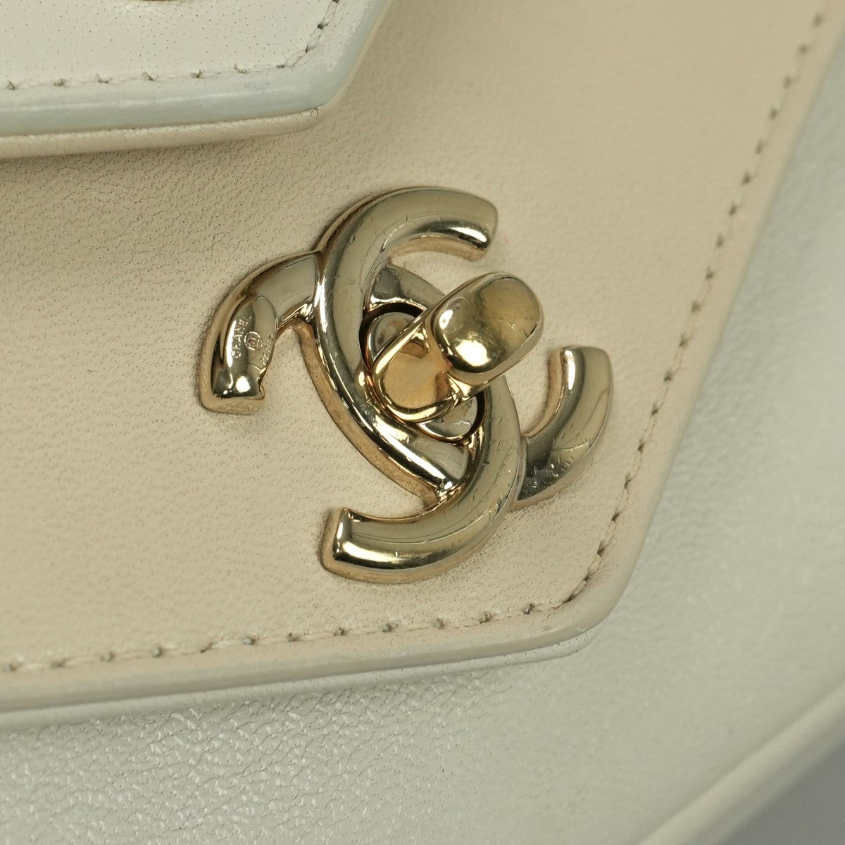 シャネル CHANEL シェブロン Vステッチ バッグ ショルダーバッグ カーフスキン ベージュ系 beige ゴールド金具 チェーンショルダーバッグ Wチェーン ココマーク ターンロック