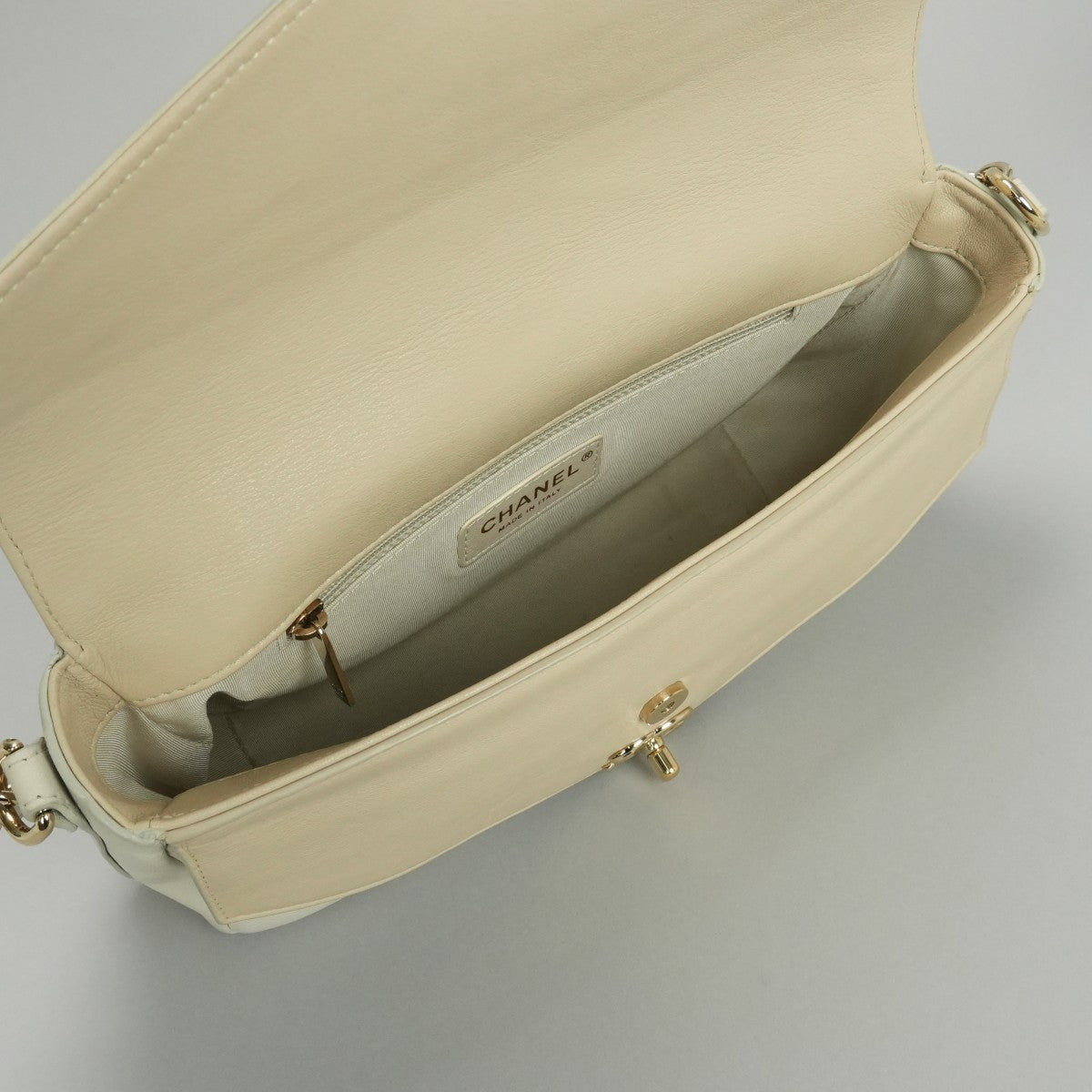 シャネル CHANEL シェブロン Vステッチ バッグ ショルダーバッグ カーフスキン ベージュ系 beige ゴールド金具 チェーンショルダーバッグ Wチェーン ココマーク ターンロック